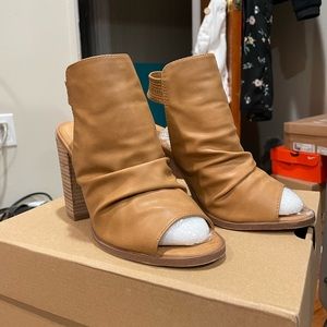 Report Women’s Tan Nude Fashion Open Toe Booty Bloom 4” Heels Size 7